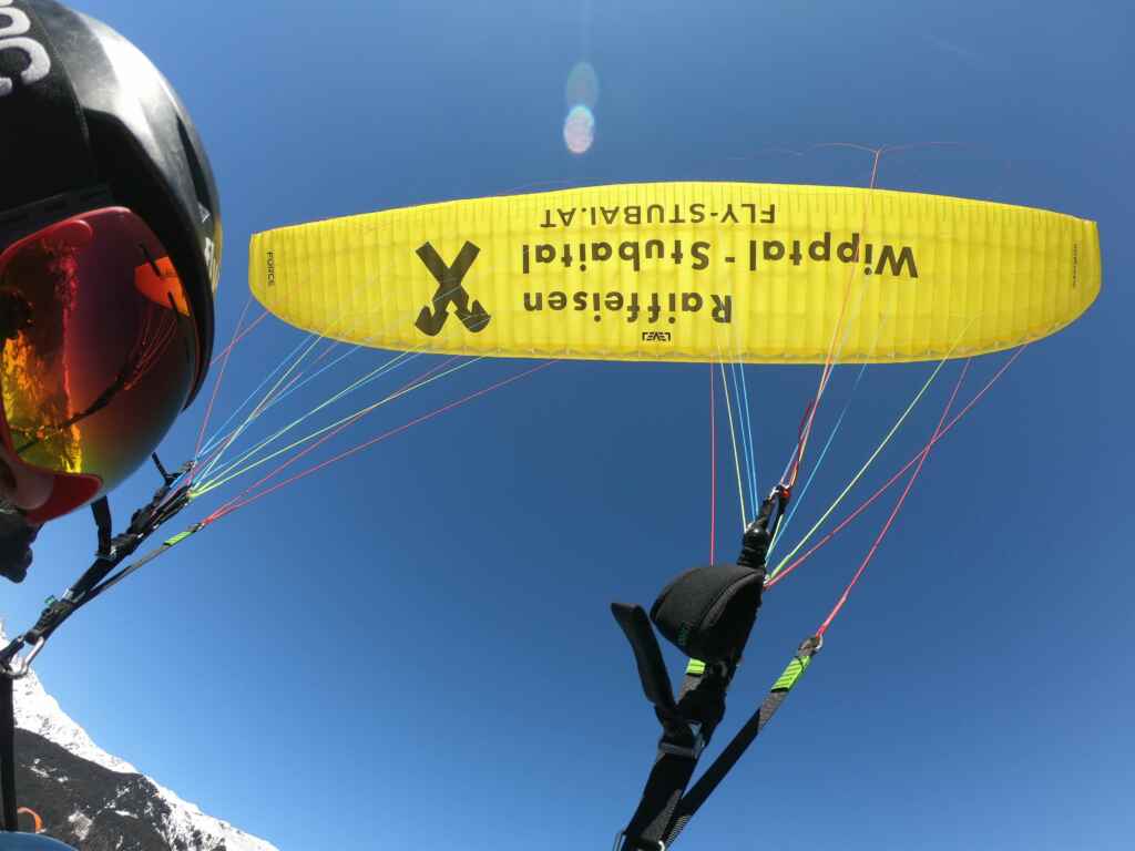 paragliding schirm in der luft