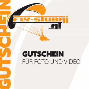 Gutscheindesign für Fly-Stubai mit einem stilisierten Gleitschirm mit zwei fliegenden Personen. Fettes Orange "Bonus im Wert von 30 € sichern!" auf der linken Seite und Foto/Videoangebotstext in Schwarz und Grau auf hellem Hintergrund.